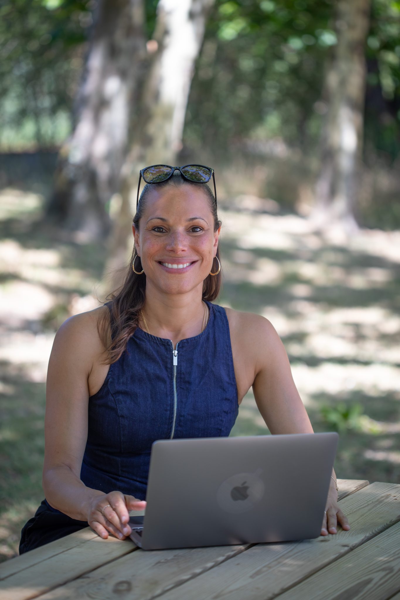 Marlène Barthélémy, Accompagnante en intelligence sensible et fondatrice de DIVE IN, en extérieur devant un arbre centenaire