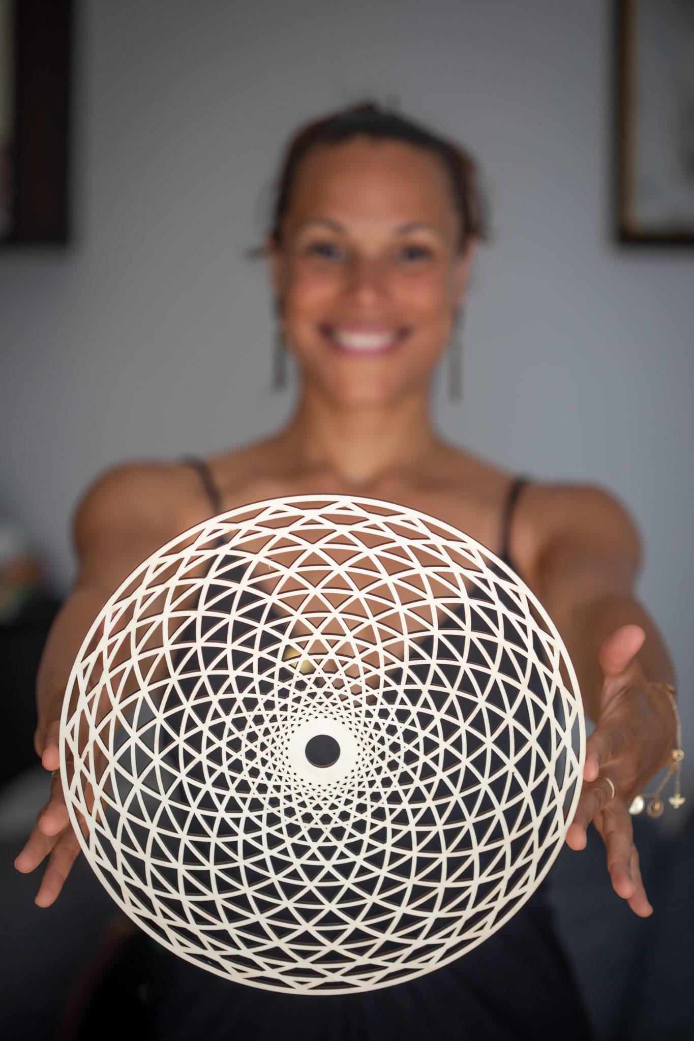 Marlène Barthélémy, Accompagnante en intelligence sensible et fondatrice de DIVE IN, avec la fleur de vie